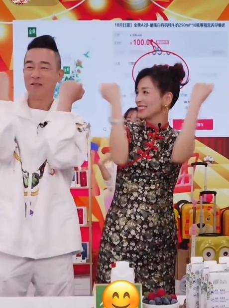 亲哥哥|陈小春现身张庭25亿大楼！两个保镖贴身跟随，直播跳舞一脸羞涩