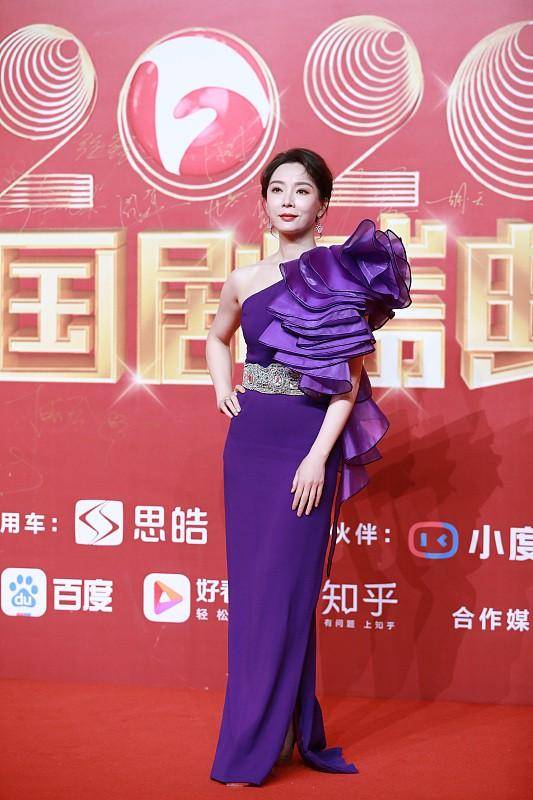 马尾 40+的陈数凭气质成功“出圈”，穿着黑色长裙配低马尾，优雅大气
