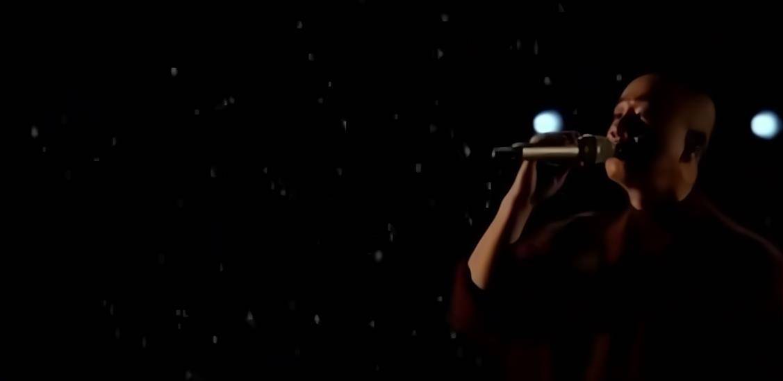 亲哥哥|陈小春现身张庭25亿大楼！两个保镖贴身跟随，直播跳舞一脸羞涩