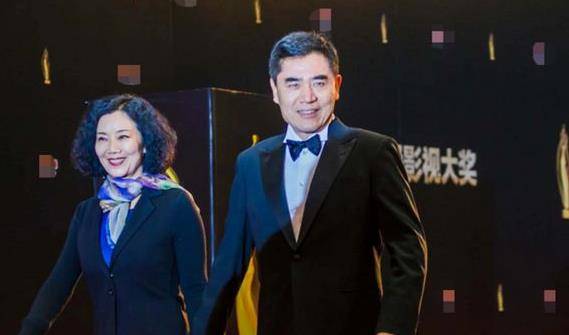 什么|李静翻看唐嫣包包，拿起一支口红就往嘴上涂，一旁唐嫣脸色都变了