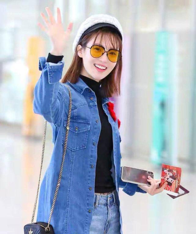一身 金晨机场秀美到不敢认！剪了甜美短发穿一身牛仔装，如此清纯甜美