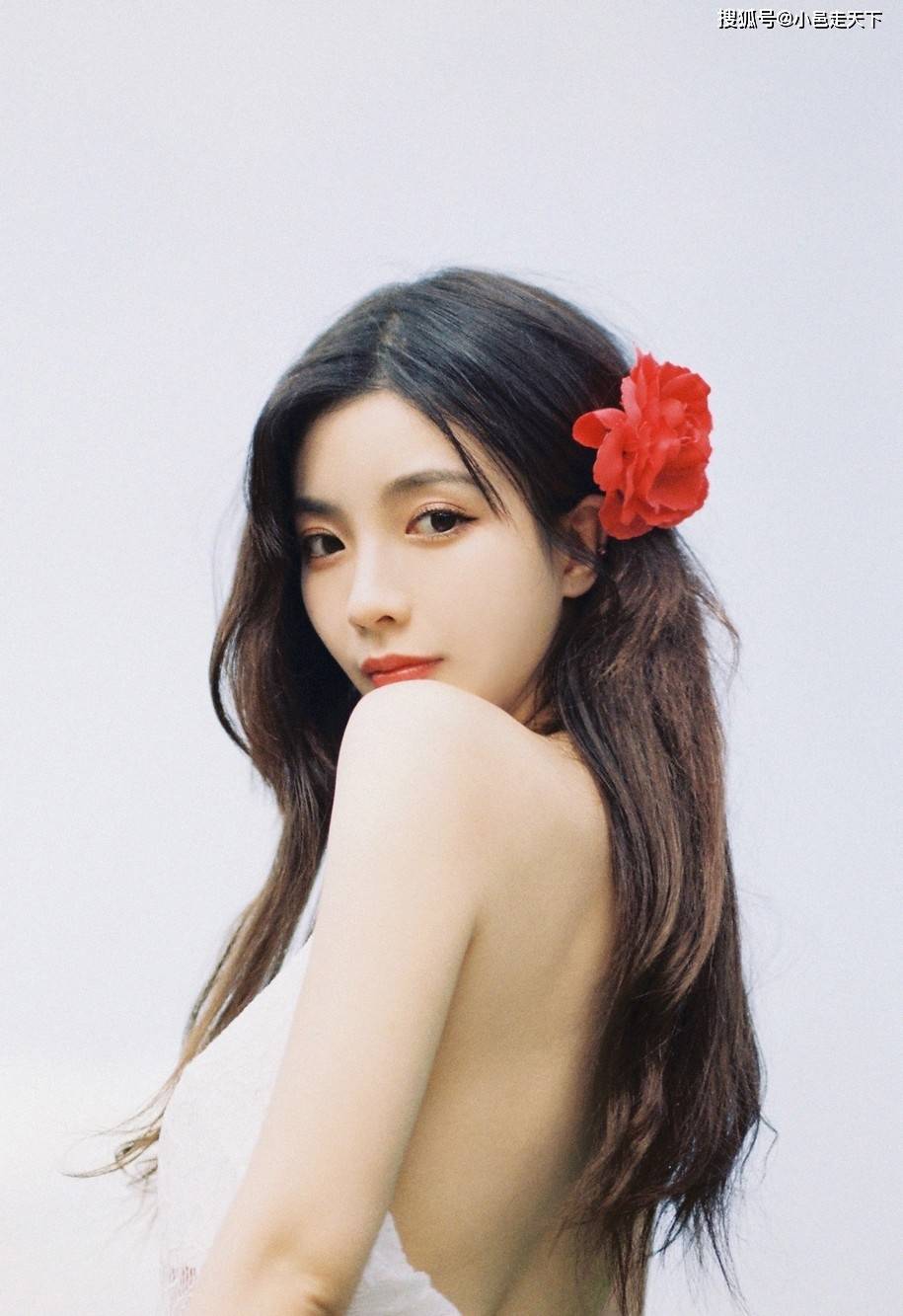 许杨玉琢小红花明艳娇媚写真