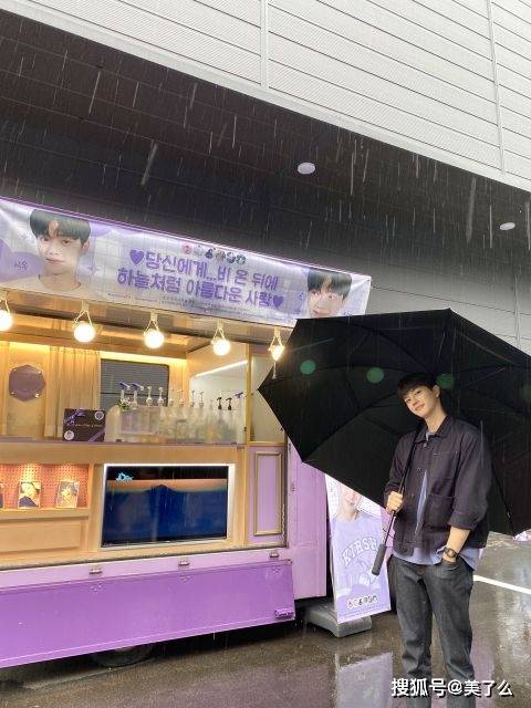 前男友,看到坚强有韧性的夏景,感受到莫名的自卑感后离开了对方;yura