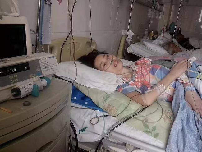 我27岁单身照顾瘫痪母亲10年别人都劝我赶紧嫁人跳出火坑