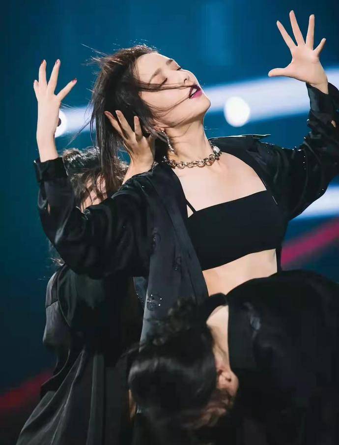 巴掌|佟丽娅跳舞真细节,最新跳舞剧照曝光,连脚趾甲都做了装饰