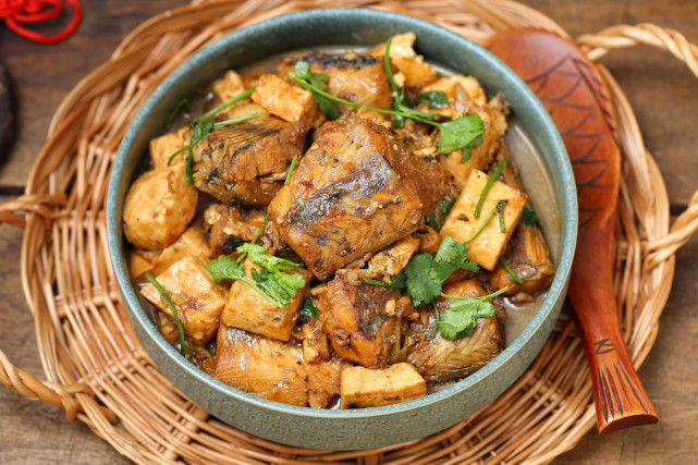 入味,这不看见市场上卖的鲅鱼挺好的,就买了三条回来做了个鲅鱼炖豆腐