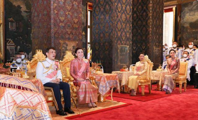 国王 泰国王后苏提达和国王丈夫同框，穿粉裙看着挺嫩，自带高贵气场