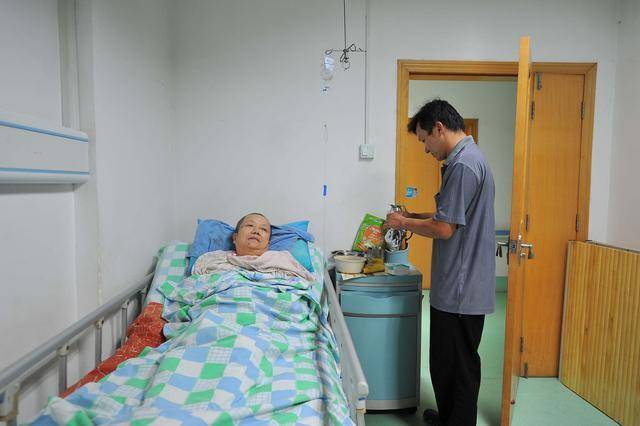 家务活|“儿媳怀孕婆婆不照顾，婆婆患癌住院治疗，儿媳的做法让人流泪”