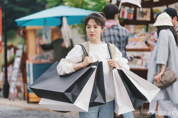 留学|40岁宋慧乔“留学照”曝光！狼狈背纸袋还是美，网友赞：根本大学生