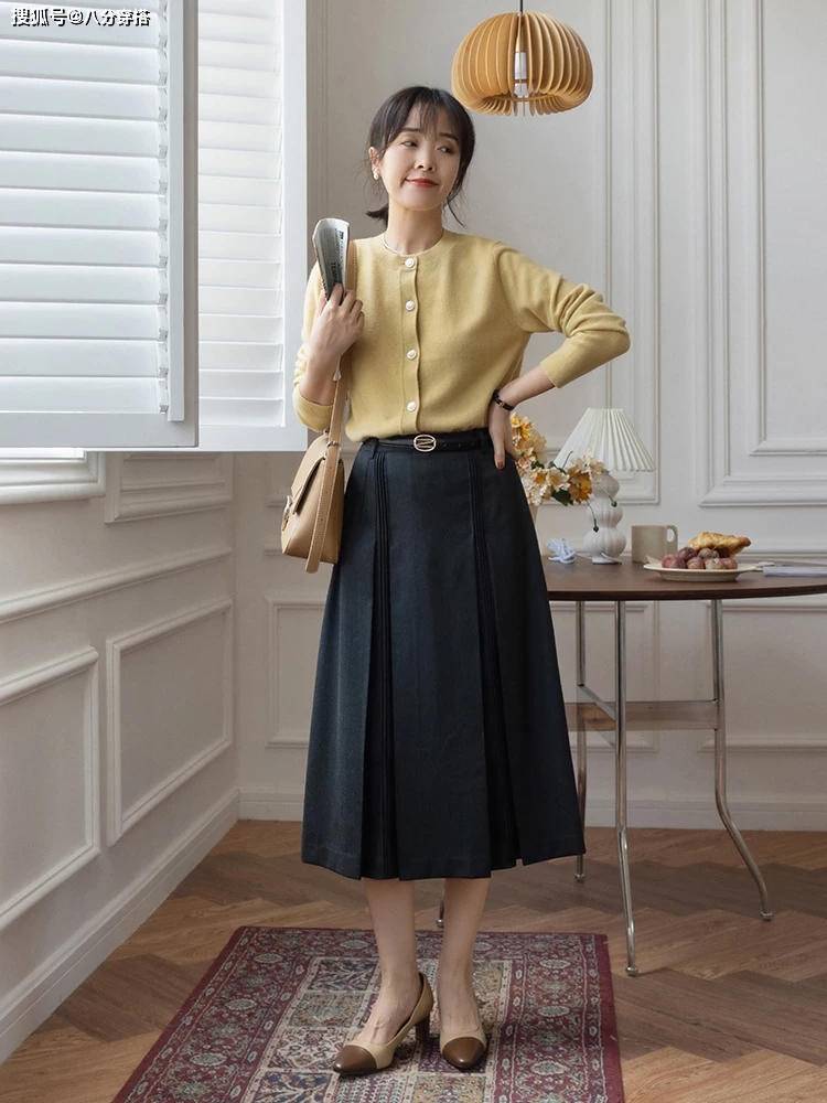 美眉 秋冬想保持女人味，别总穿牛仔裤，试试“毛衣+半身裙”温柔优雅