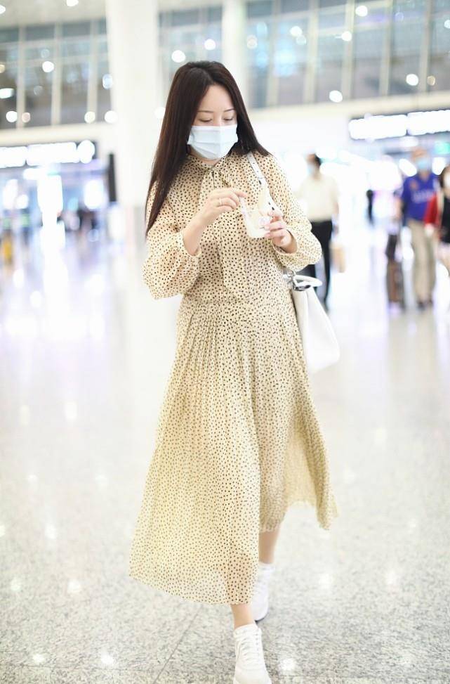 设计 浅色穿搭有多么受欢迎?可以品一品杨钰莹的穿搭,穿肉色裙好温柔