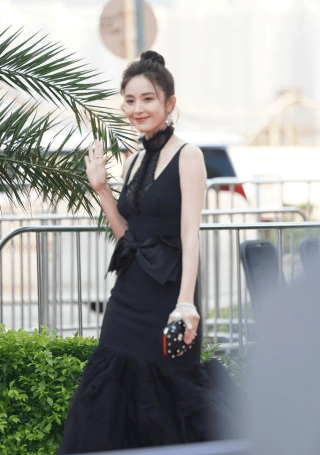 设计 古力娜扎的身材比例太高级了,穿收腰鱼尾裙显腿长,美真是天生的