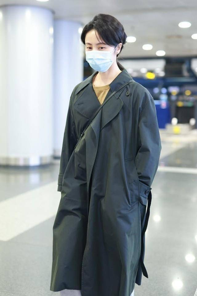 身材 染黄发的孙莉挺叛逆的,但穿衣潇洒随性,西装配牛仔裤简约大气