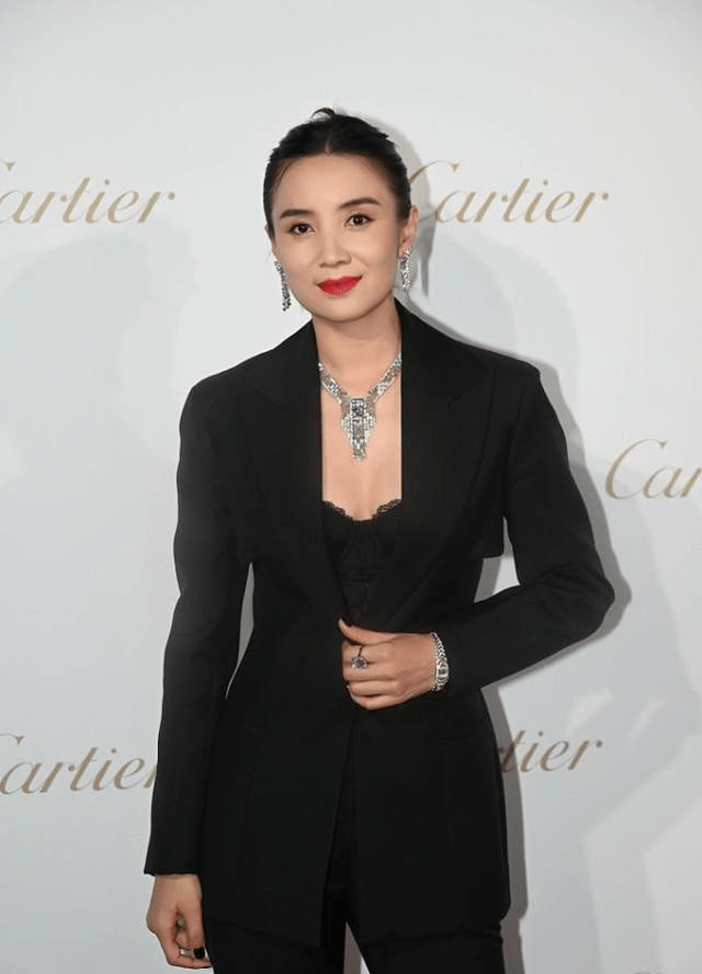 宋佳 宋佳把年龄变成优势，黑色西装套装配低胸内搭，看得出气势挺足