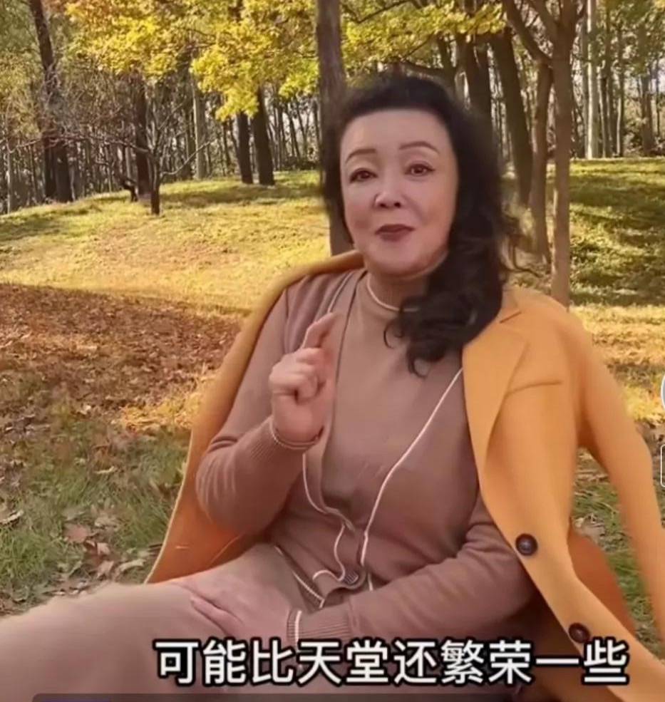 毛衣张兰冬天穿大衣套毛衣裙，时髦又显年轻，60+老人还这么漂亮！