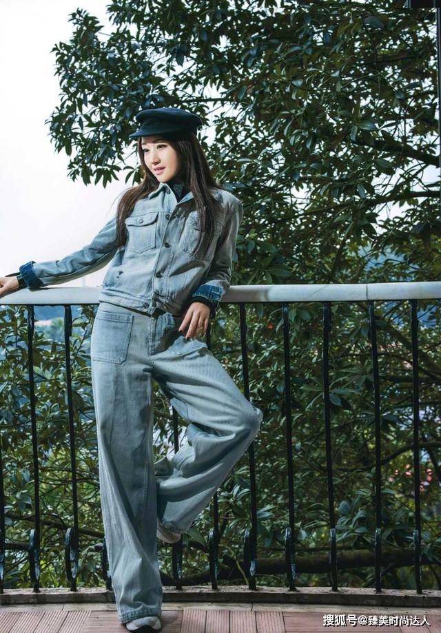 元素 杨钰莹不愧是“活久见”,穿牛仔套装配贝雷帽,不说以为只有20岁