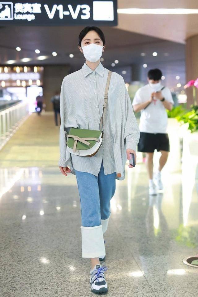 身材 染黄发的孙莉挺叛逆的,但穿衣潇洒随性,西装配牛仔裤简约大气