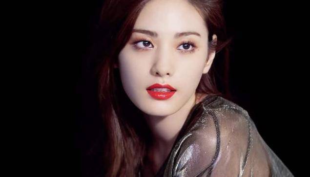珍娜她连续三年被评为“世界第一美女”，穿乳胶人鱼裙美得不像话