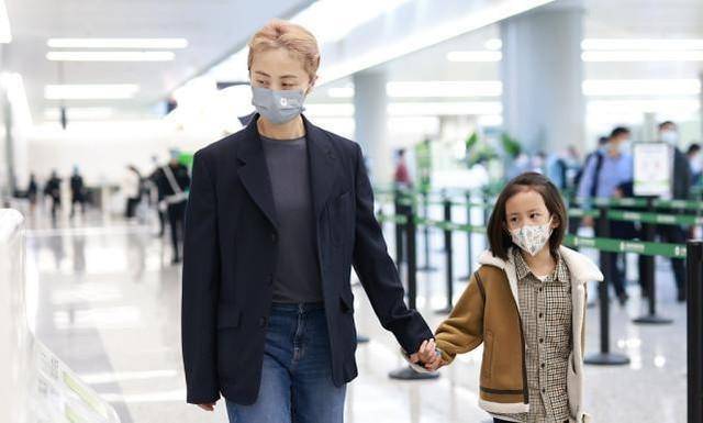 身材 染黄发的孙莉挺叛逆的,但穿衣潇洒随性,西装配牛仔裤简约大气