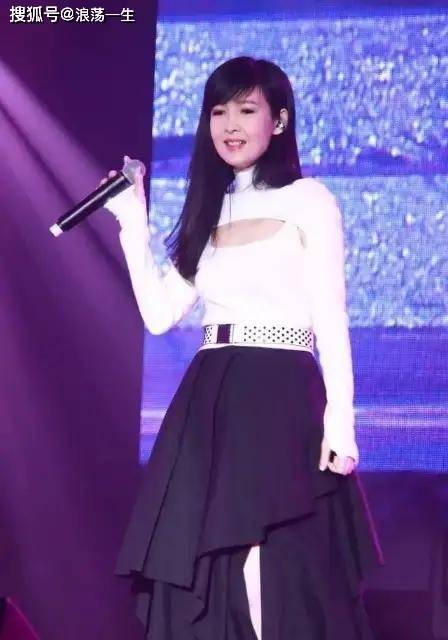 感觉 53岁周慧敏哪像“大妈”，穿军绿连体裤亮相，同框同辈却像隔代人