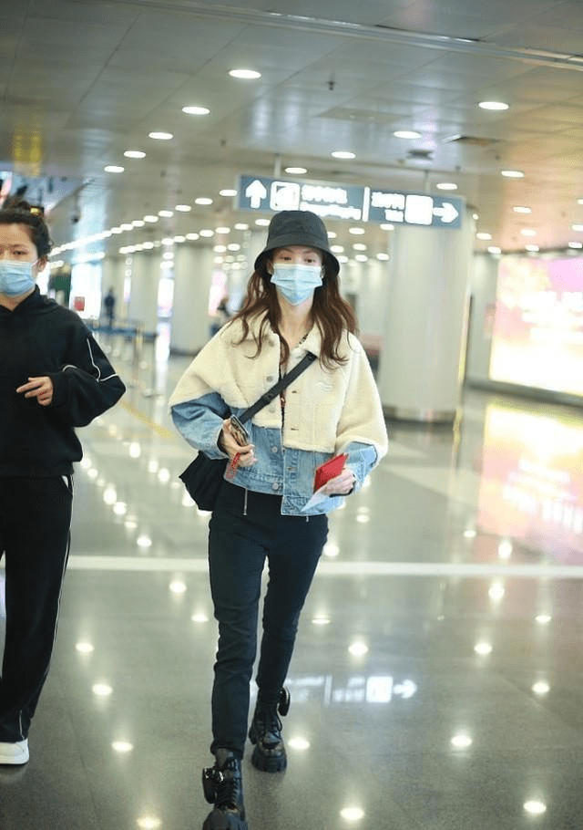 显得 金晨把夹克穿出了高级感，配印花裤显得率性又时尚，藏不住精致感