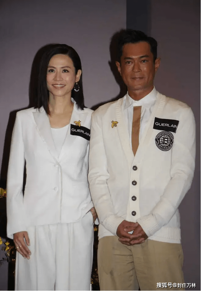 全素颜 宣萱“全素颜”走机场，一身朴素打扮穿出高级感，看不出50岁了