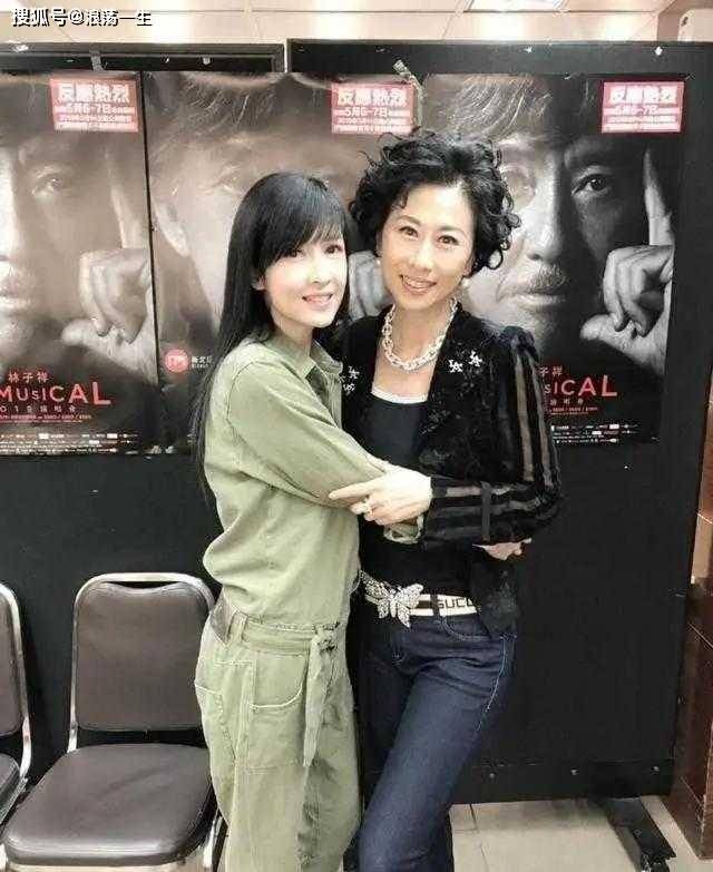感觉 53岁周慧敏哪像“大妈”，穿军绿连体裤亮相，同框同辈却像隔代人