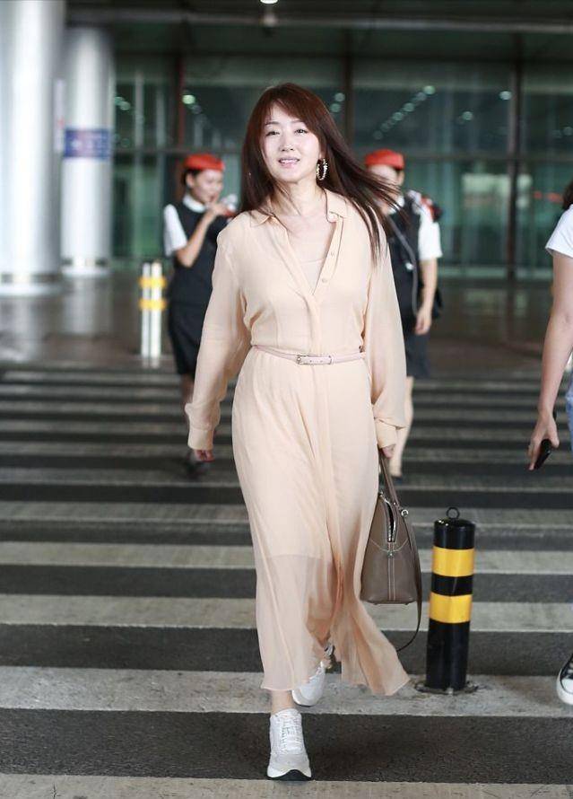 设计 浅色穿搭有多么受欢迎?可以品一品杨钰莹的穿搭,穿肉色裙好温柔