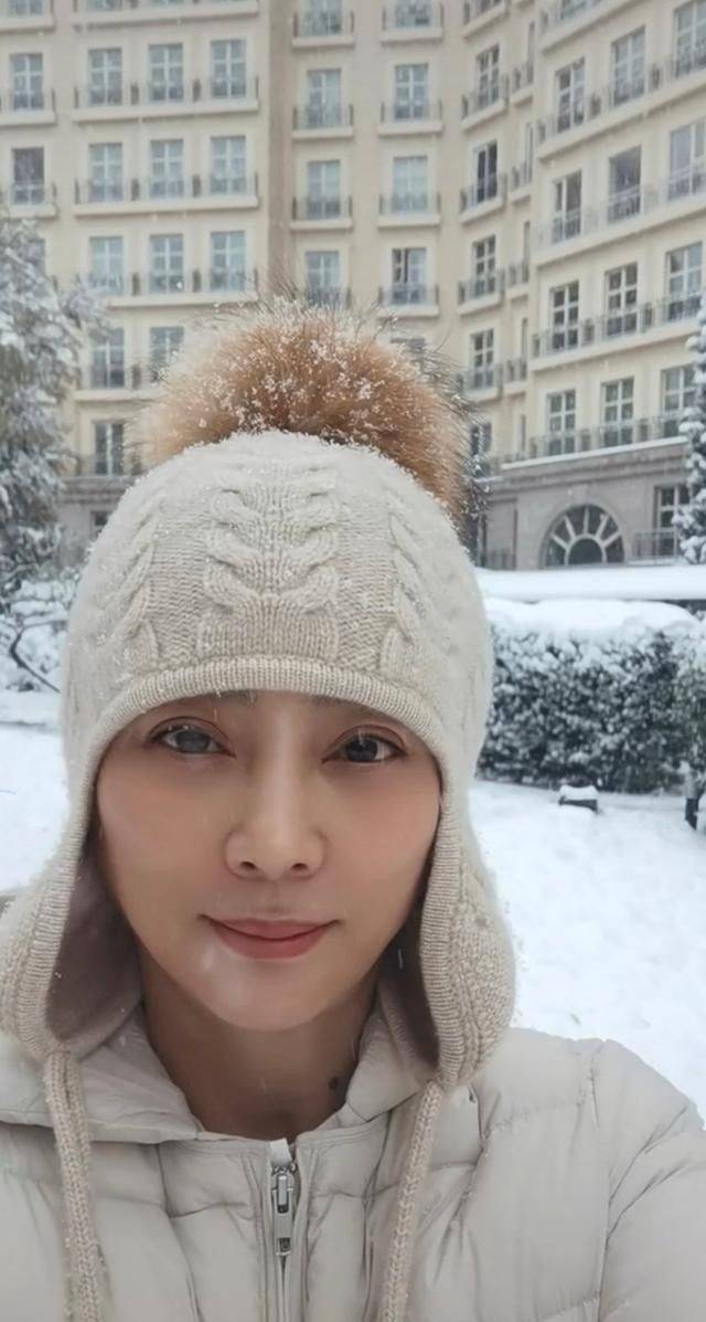身材 58岁李玲玉素颜玩雪，穿羽绒服也不显胖，配毛线帽减龄还显脸小