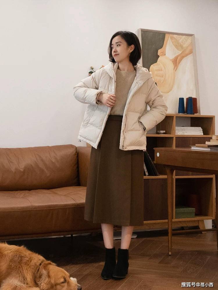 颜色 冬季穿啥保暖又时髦？王牌单品“羽绒服”，搭裤子、半身裙真洋气