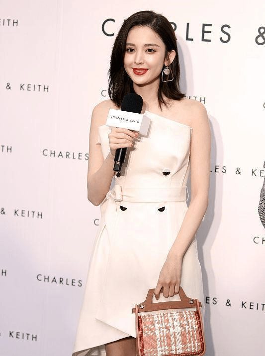 设计 古力娜扎的身材比例太高级了,穿收腰鱼尾裙显腿长,美真是天生的