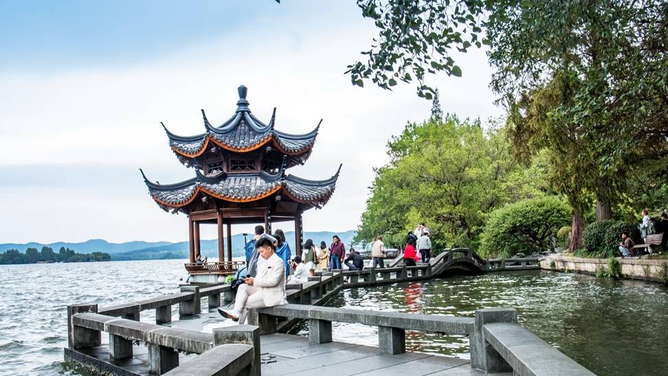 杭州西湖最长的桥，仿佛浮在水面，桥虽短但传说有人走出18里路