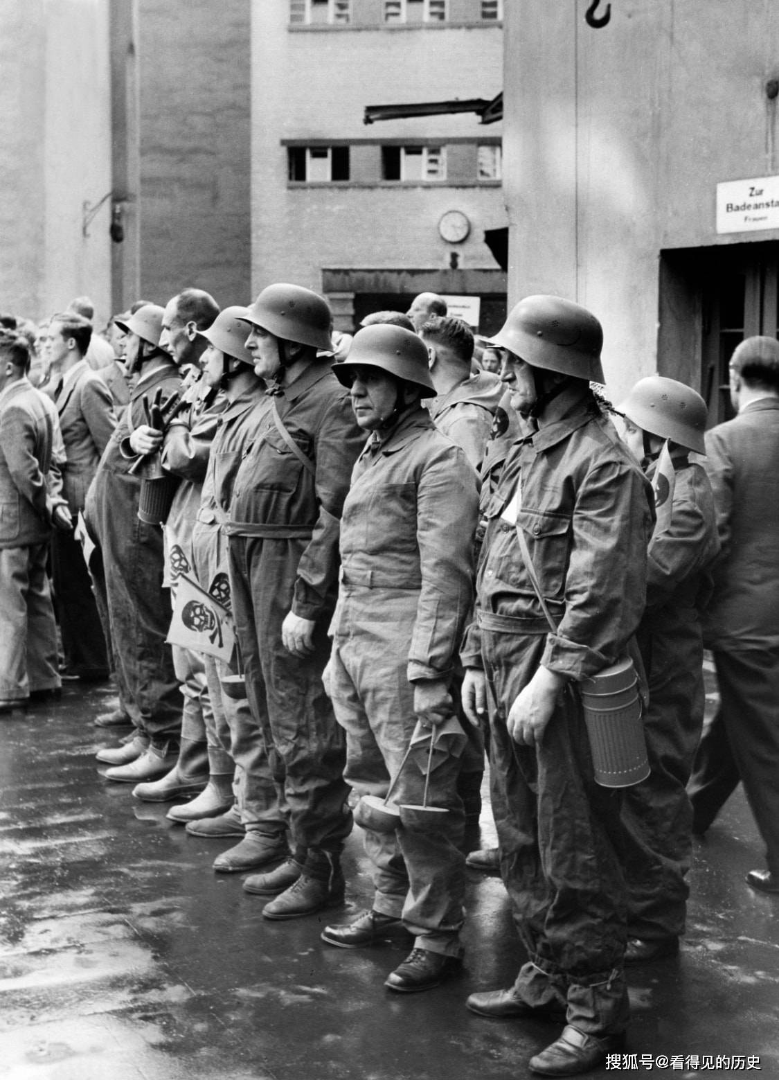 老照片二战前德国柏林的防空演习声势浩大