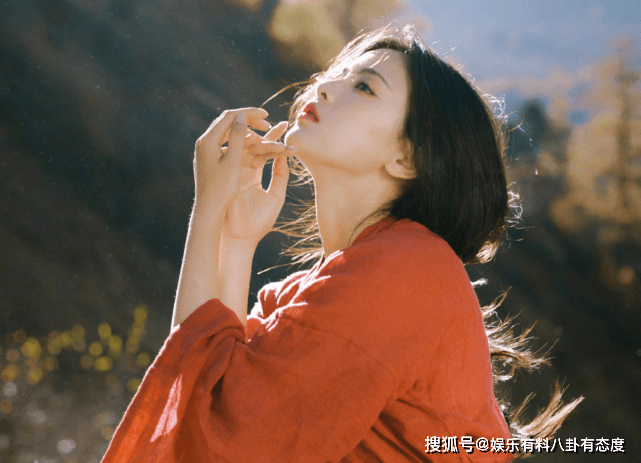 古风|杨超越:古风侠女造型曝光!手机壳竟然是沈腾的照片?太搞笑了