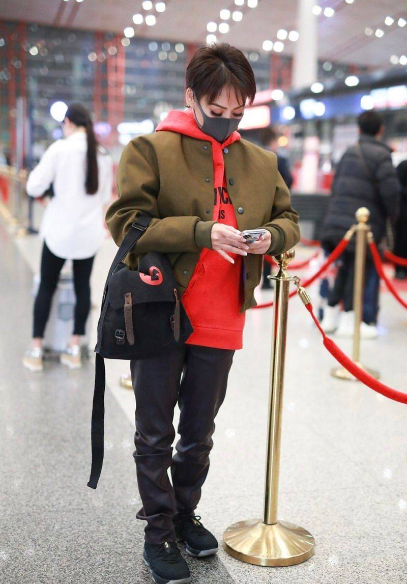 卫衣 宁静在雪地里熏腊肉,穿羽绒服戴围巾,50+也能穿的保暖时尚!