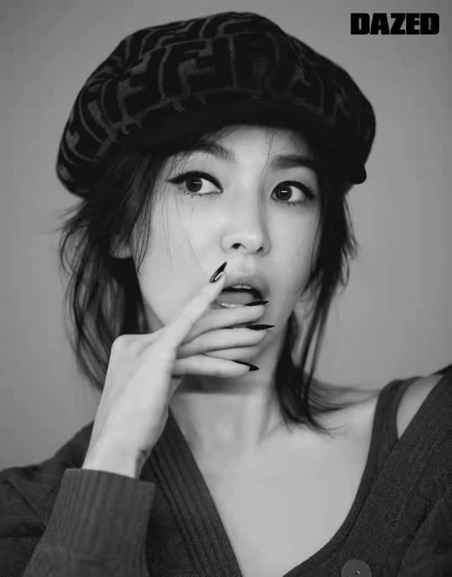 特质宋慧乔年纪越大越有魅力！穿吊带裙化烟熏妆，国民初恋变魅惑妖精