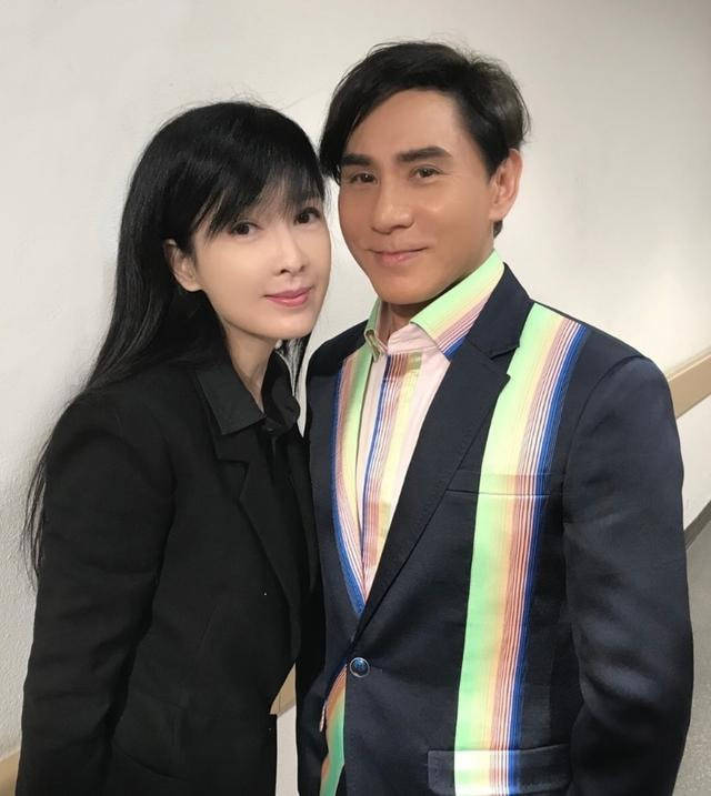 原创周慧敏在演唱会后台合影,脖子皱纹很深,但气质还这么清纯!