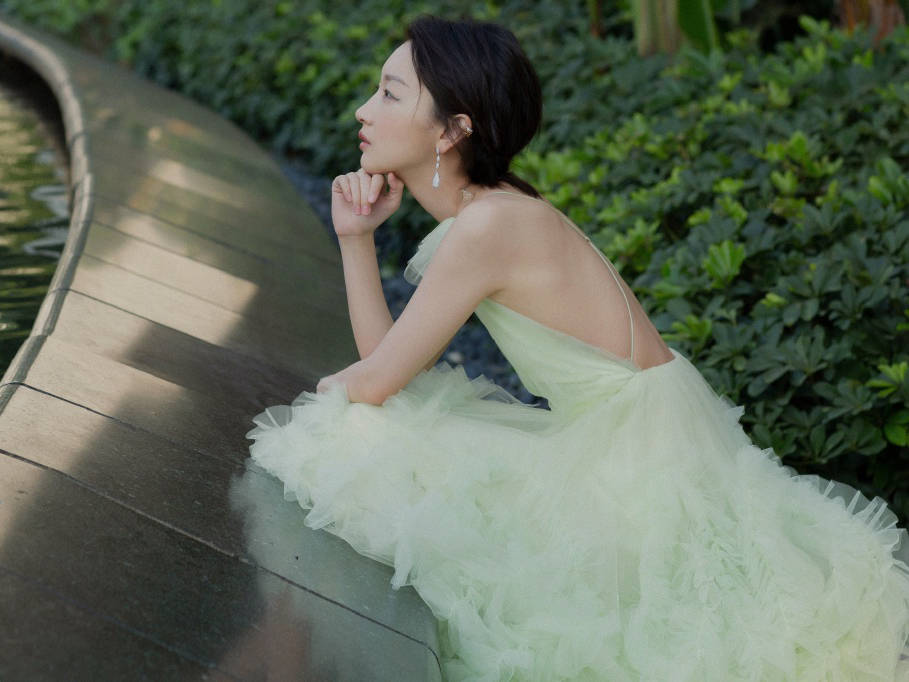 润色 162cm周冬雨，穿露背长裙秀身材，却被易烊千玺表情抢镜！