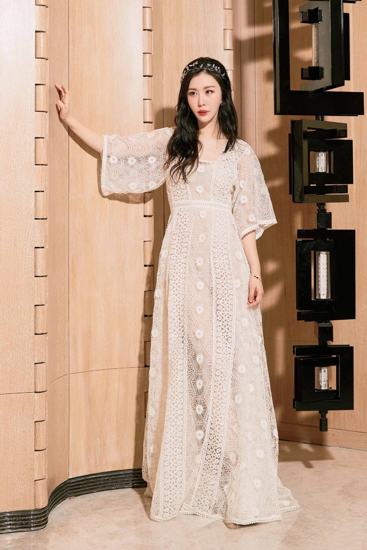 田朴珺 田朴珺不愧是地产大亨的太太，出席活动鞋上镶钻，配白裙知性高级！