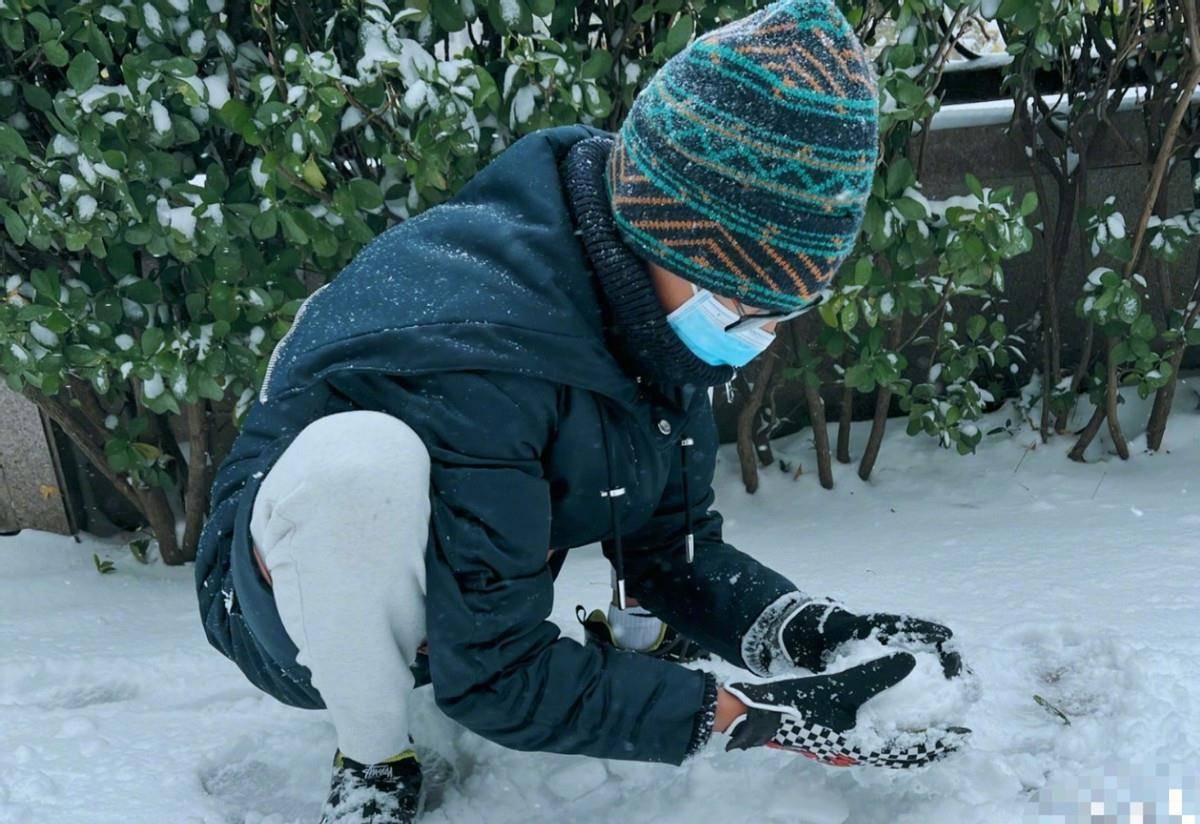 元宝|白百何懒理“二胎”风波，和儿子在小区堆雪人，母子两人笑得开怀