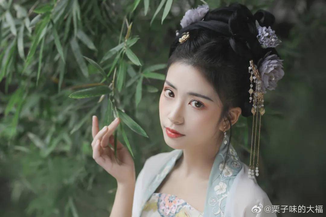 摄影 汉服小仙女：殷勤谢红叶, 好去到人间