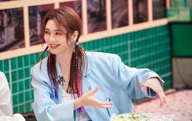 高跟鞋 洪欣深夜独自遛弯！穿露肩红白裙配高跟鞋，大冷天真没人比她敢穿