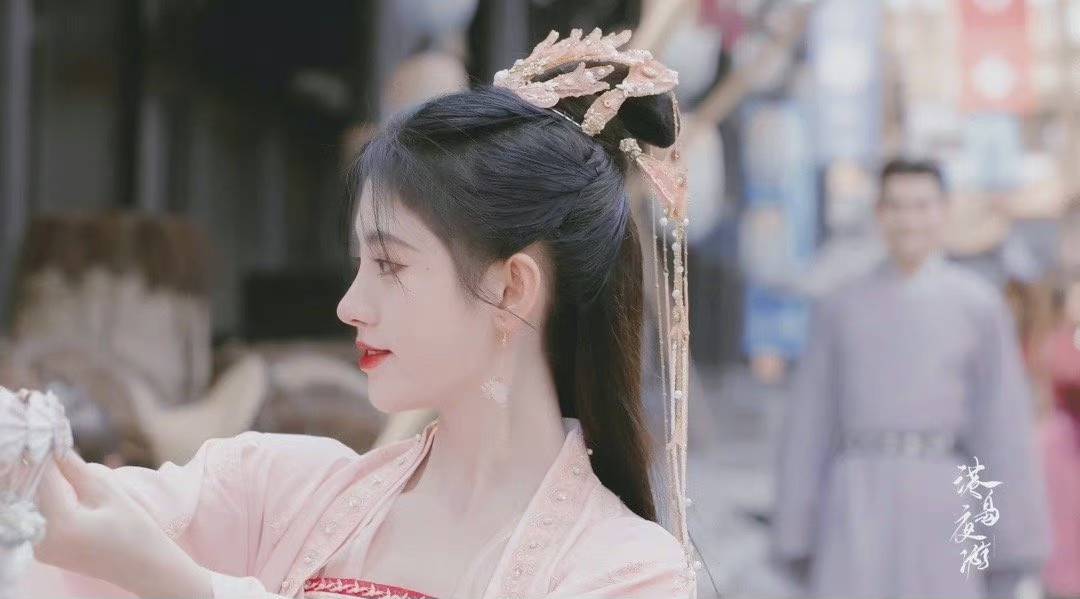 假发|她耳后斑秃？