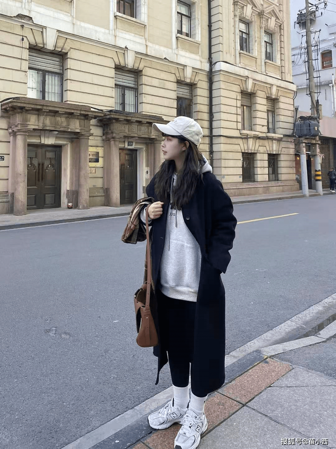 整体 T恤不再流行，初冬流行叠穿“卫衣”，搭配大衣、打底裤都很时髦