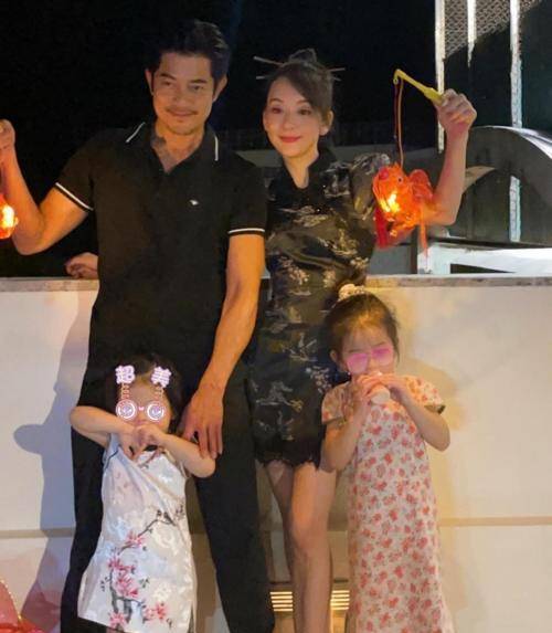 郭富城 郭富城一家四口拍合照，小22岁妻子抢镜，穿玫粉色上衣好显白