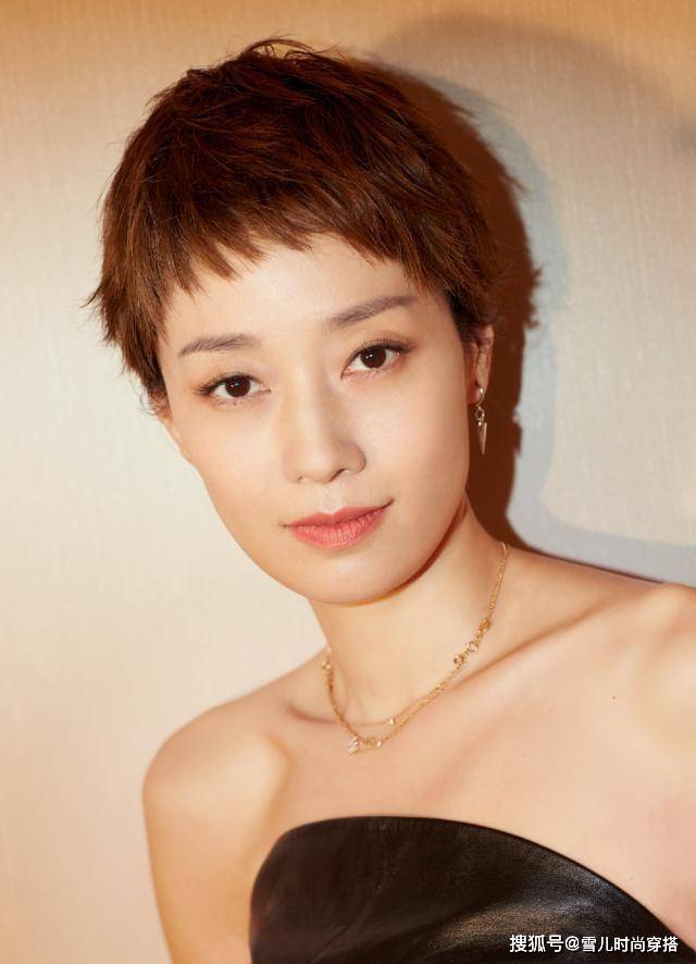 发型你适合长发还是短发？脸型决定发型的长度，圆脸的女生适合第2种
