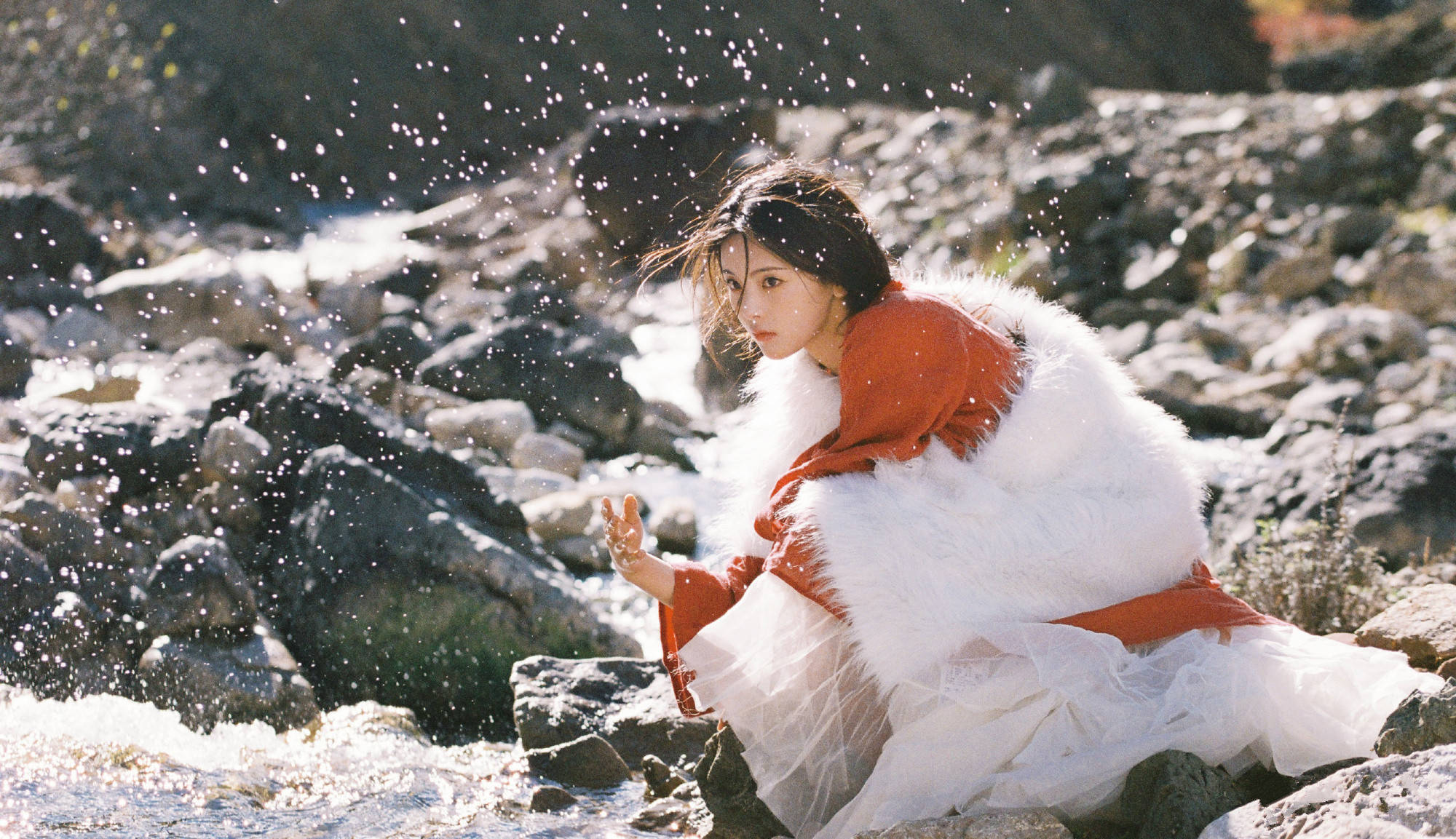 原创杨超越九宫格美照曝光,红色古风穿搭在雪山脚下旅拍戏水照很漂亮