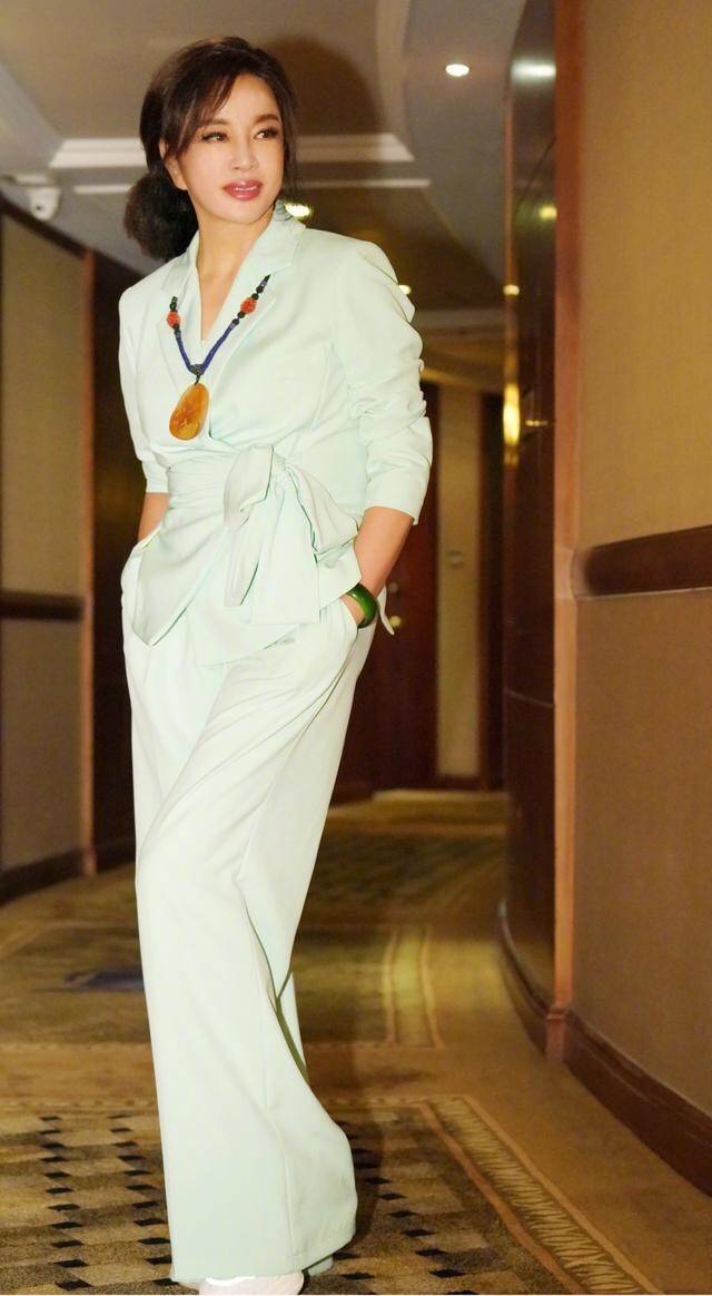 线条美 67岁刘晓庆真不服老，穿红大衣配牛仔裤，看上去就像25岁的小姑娘