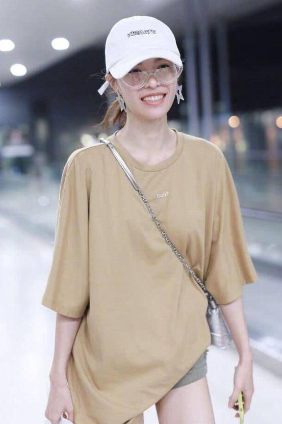 棕色 钟楚曦私服穿搭好低调!棕色T恤配短裤休闲随性,双腿修长太抢眼