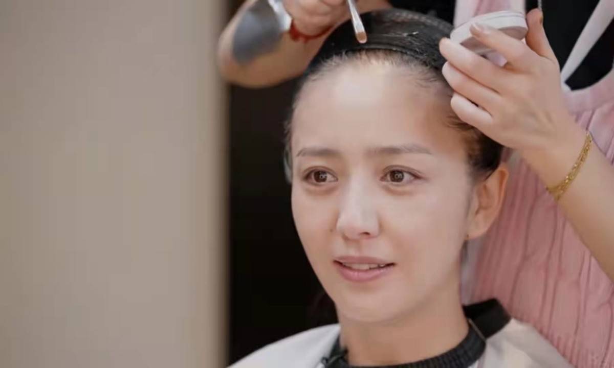 原创38岁佟丽娅扮老戴假发套化皱纹网友老了也是时尚达人